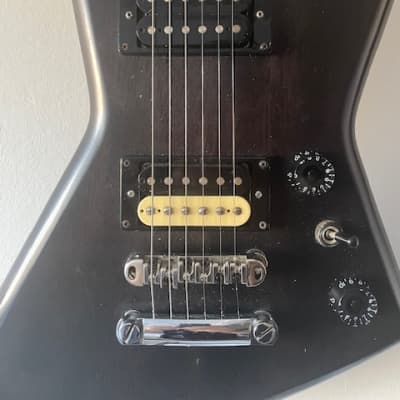 エピフォン Explorer GT Worn Black Epiphone EPIPHONE EXPLORER GT - Demo Guitar - YouTube