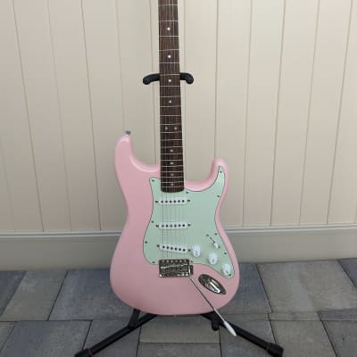 Squier Squier Classic Vibe '60s Stratocaster Shell Pink w/Mint Pickguard SSS - CME Exclusive image 2