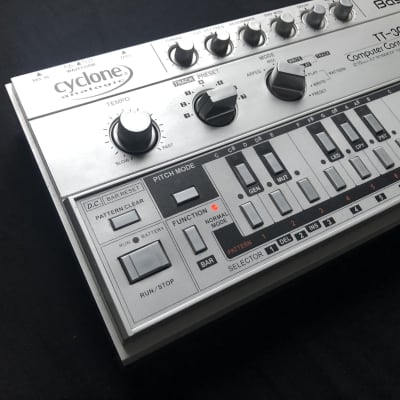 Cyclone Analogic TT-303 Bass Bot V1 (Roland TB-303 Clone Acid Bassline)