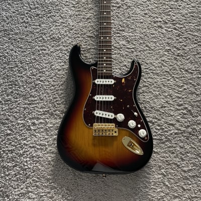 Fender Deluxe Stratocaster 2010 MIM Sunburst Rosewood Fretboard Strat Guitar for sale