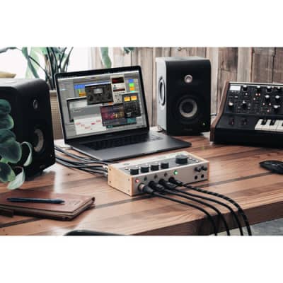 Universal Audio Volt 476P Portable 4x4 USB Audio/MIDI Interface with Four Mic Preamps and Built-In Compressor image 6