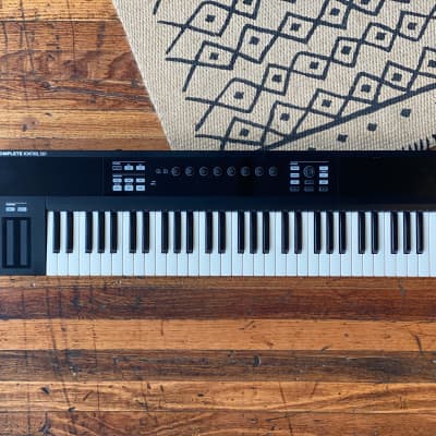 Native Instruments Komplete Kontrol S61 Keyboard Controller