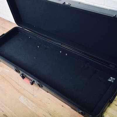 Gator 88 key hard keyboard case in excellent condition-piano flight case image 3
