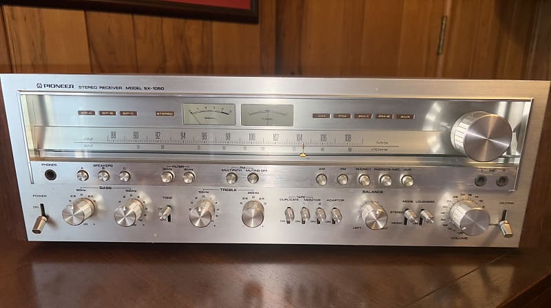 Pioneer SX-1050 120-Watt Stereo Solid-State Receiver 1976 - 1978 - Silver  			