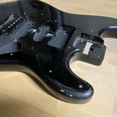Squier Strat body - Black - relic - with loaded pickguard image 4