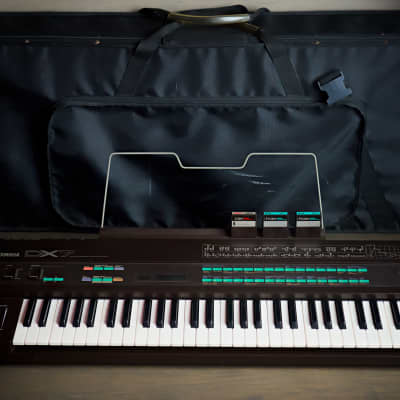 Vintage Yamaha DX7 FM Synthesizer