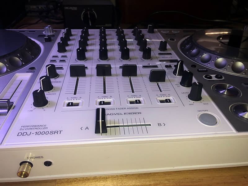 Pioneer DJ DDJ-1000SRT ホワイト DDJ-1000SRT-W (archived) 4-channel performance DJ controller