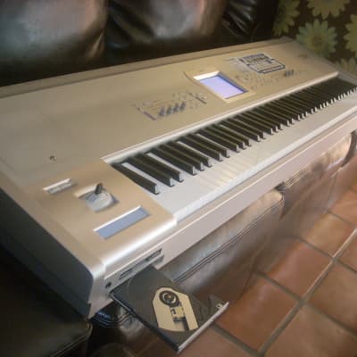Korg Triton Studio 88 w CDRW Drvie + OS 2.0.2 + Fast Safe Shipping