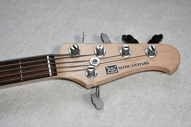 Xotic Bass XJ-1T Vintage White W Gig Case