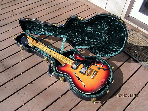 Fender Starcaster 3 tone Sunburst With Arched Hardshell Case Mint
