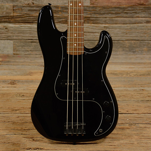 Squier Affinity P Bass Black with Matching Headstock USED s034