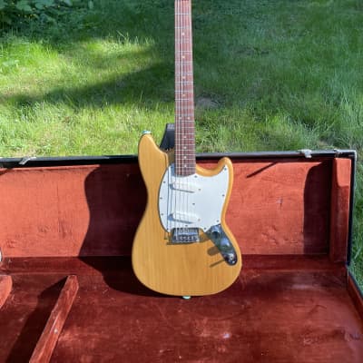 1973 Fender Musicmaster in Natural- Professional set up- Fender hard shell case image 3