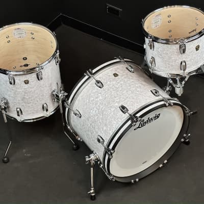 Hammered White Pearl 6 Piece Set with Glass Lids 8”, 10” and 12