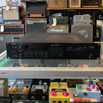 Roland S-550 Digital Sampler 1988 - Black and Blue