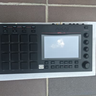 Akai Professional MPC Live Standalone Sampler and Sequencer with 7" High-Resolution Display image 5