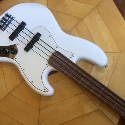 UNPLAYED- 2020/21 Fender Player Fretless Jazz Bass Guitar- Polar White with Pau Ferro Fingerboard image 7