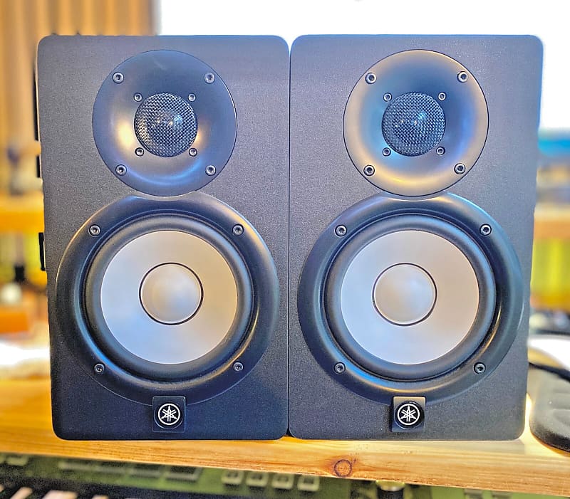 Pair of Yamaha HS5 studio monitors - boxed image 1