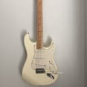 Fender Classic Series '70s Stratocaster with Maple Fretboard 1999 - 2018 Olympic White