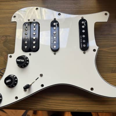 Fender Gen 4 Noiseless/Shawbucker Prewired HSS Stratocaster Pickguard -  3-Ply White
