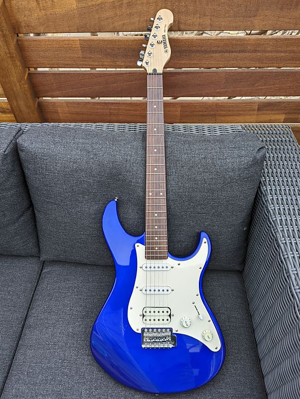 Yamaha EG 112C guitar in blue (H/S/S) | Reverb