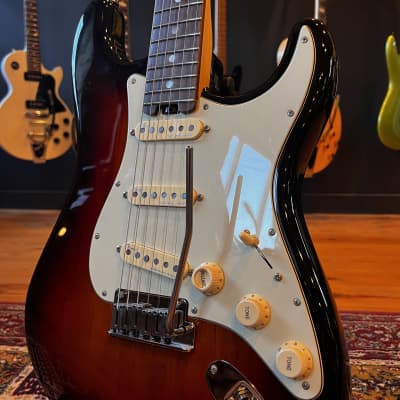 Fender Limited Edition American Elite Stratocaster 2016 - 3-Color Sunburst image 2