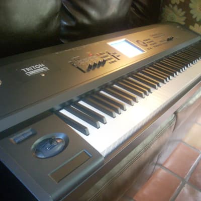 Korg Triton Extreme 88 Synthesizer Keyboard Near Mint Condition ! Fast Safe Ship !