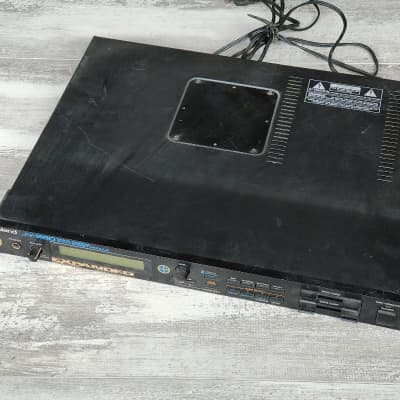 Roland JV-880 Multi Timbral Synthesizer Module