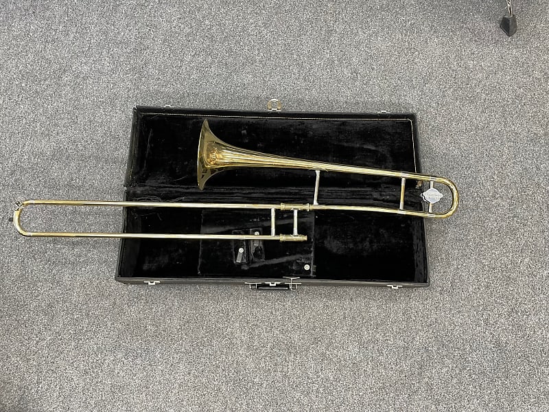 Holton Collegiate TR602 Trombone W/Case and mouthpiece Reverb