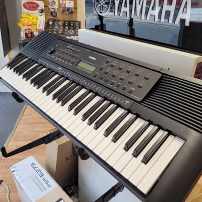 Yamaha PSR-E273 61-Key Arranger Keyboard 2020 - Present - Black