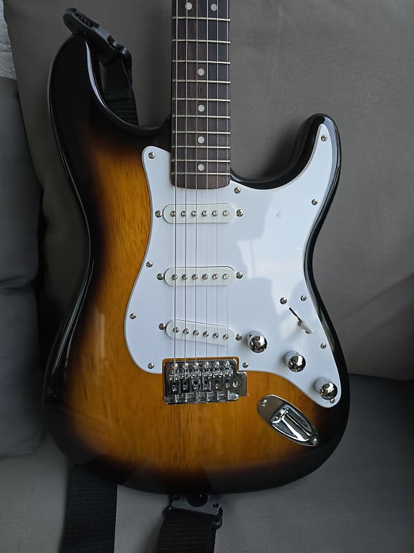 ギター Squier Affinity Stratocaster BULLET 71VCOA2phoL._UF350,350_QL80_.jpg