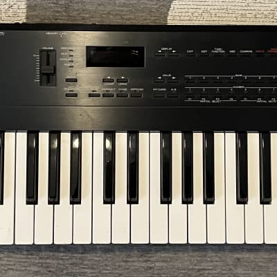 Roland D-5 61-Key Multi-Timbral Linear Synthesizer 1989 - 1992 - Black