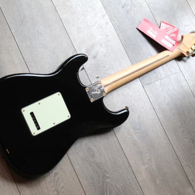 FENDER "Limited Edition Player Stratocaster, Maple Fingerboard, Black with Gold Hardware" 3, 77 KG image 2
