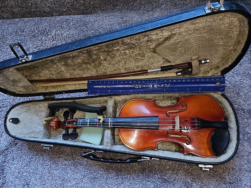 Suzuki model 220 size 1/10 violin, Japan 1992, with case