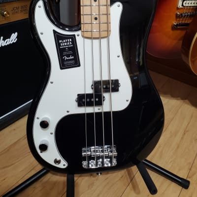 Fender Player Precision Bass Left-Handed with Maple Fretboard 2018 - 2020 Black image 2