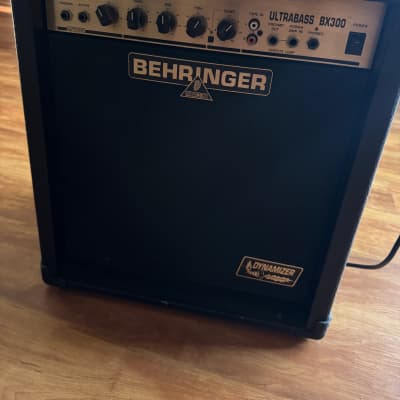 BEHRINGER ULTRABASS BX3000T 300Wベースアンプ Behringer Ultrabass BX3000T 300watts w/Dynamizer Technology