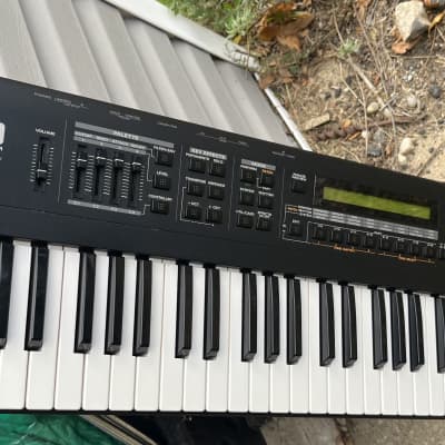 Roland XP-30 61-Key 64-Voice Expandable Synthesizer 1999 - 2004 - Black