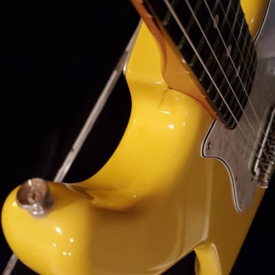 Fender  Tom Delonge signature series Stratocaster with Hardshell case 2002 Graffiti Yellow image 8