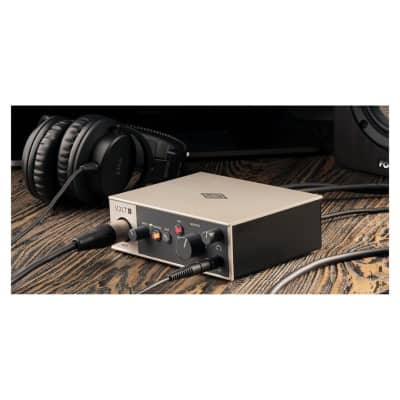 Universal Audio VOLT-1 USB Audio Interface with Curated Suite of Audio Software and Vintage Mic Preamp Mode for Singers, Guitarists, and Content Creators image 5