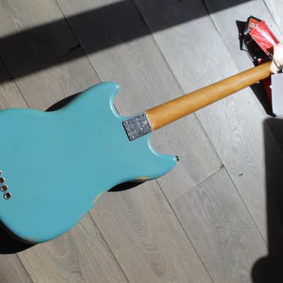 FENDER Justin Meldal-Johnsen Road Worn Signature Mustang Bass,  Faded Daphne Blue, GIGBAG, 3, 80 KG imagen 2