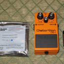 new (display case piece) A+ BOSS DS1 Distortion (current ver) + battery & strings (NO: box/pw) DS-1
