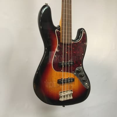 Squier Classic Vibe ‘60s Jazz Bass Fretless 3 Tone Sunburst Refurb image 4