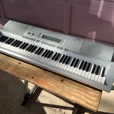 Casio WK-210 76-Key Workstation Keyboard 2000s - Silver