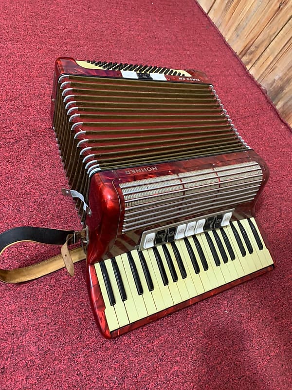 HOHNER TANGO II M 96 Red accordion