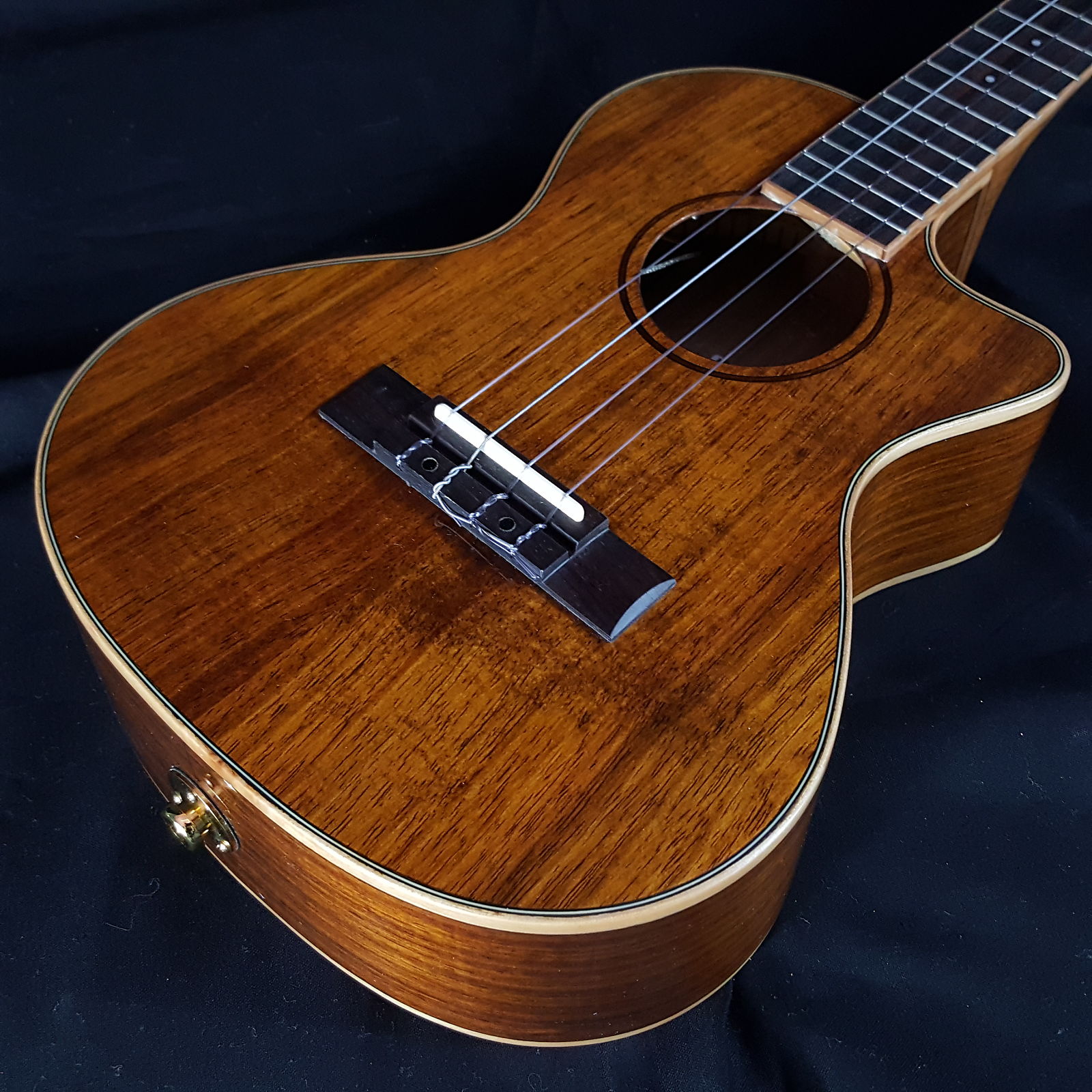 Kala KA-KTGE-C Hawaiian Koa Series Acoustic/Electric Tenor Cutaway Ukulele  w/ EQ Gloss Natural | Reverb France