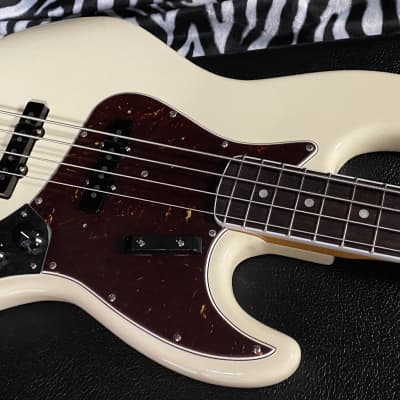 UNPLAYED ! 2023 American Vintage II 1966 Jazz Bass - Olympic White - Authorized Dealer - SAVE BIG! Only 9.1lbs image 3