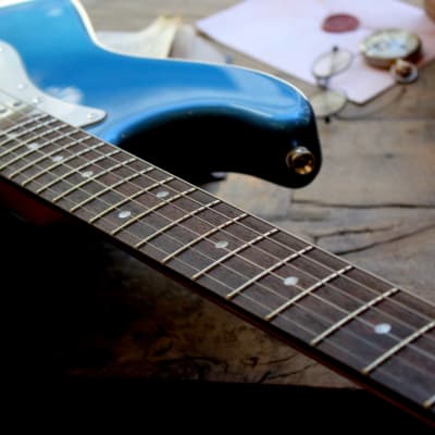 SQUIER Limited Edition Classic Vibe™ '60s Stratocaster HSS, Laurel Fingerboard, Parchment Pickguard, Matching Headstock, Lake Placid Blue, 4, 02 KG imagen 8