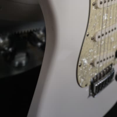 Squier Strat SE 2003 - Olympic White w/ Pearl Pickguard & Gig Bag image 7