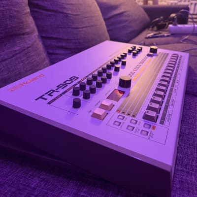 Roland TR-909 Rhythm Composer 1983 - 1985 - White