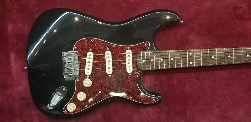 Black and deals red fender stratocaster