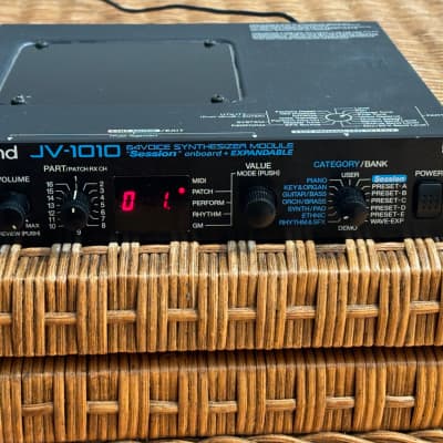 Roland JV-1010 64-Voice Synthesizer Module 1999 - 2003 - Black